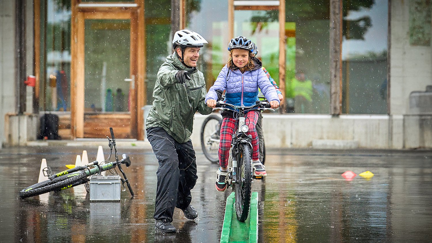 Kind lernt Velofahren mit Begleitung